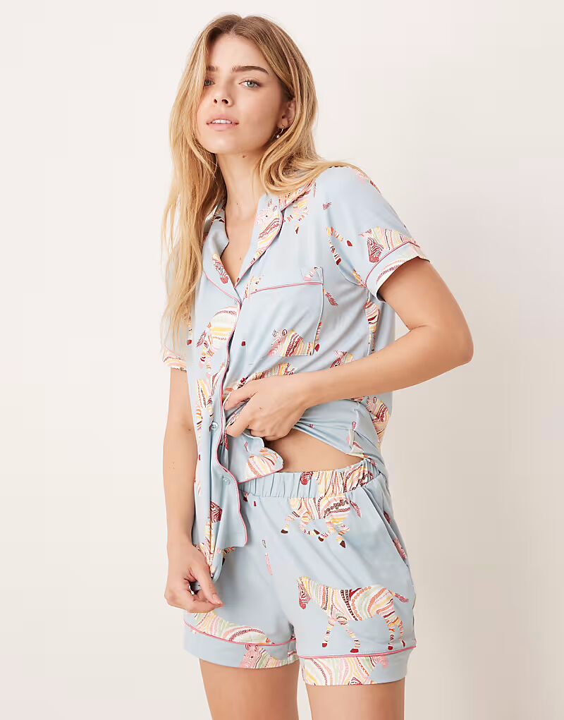 Комплект из полиэстера с короткими рукавами и шорт Chelsea Peers с принтом зебры
Комплект из полиэстера с короткими рукавами и шорт Chelsea Peers с принтом зебры