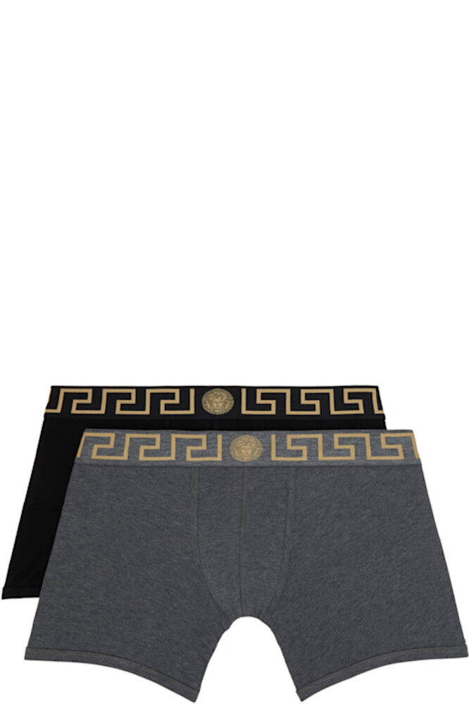 Двое пар длинных трусов-боксеров с черно-серой каймой Greca Versace Underwear
Двое пар длинных трусов-боксеров с черно-серой каймой Greca Versace Underwear