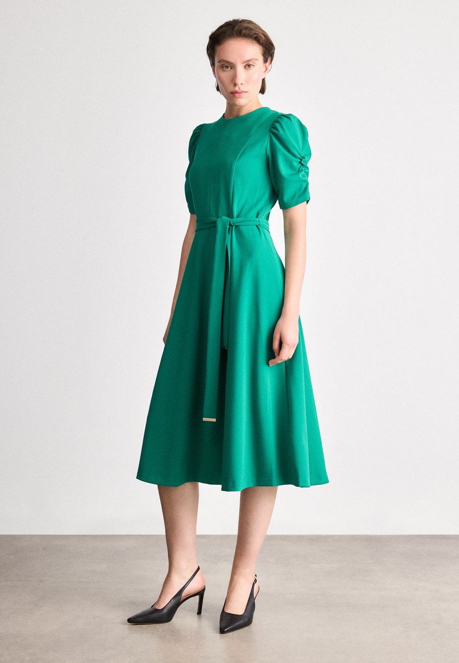 Платье DKNY RUCHED MIDI DRESS, Meadow/Green
Платье DKNY RUCHED MIDI DRESS, Meadow/Green