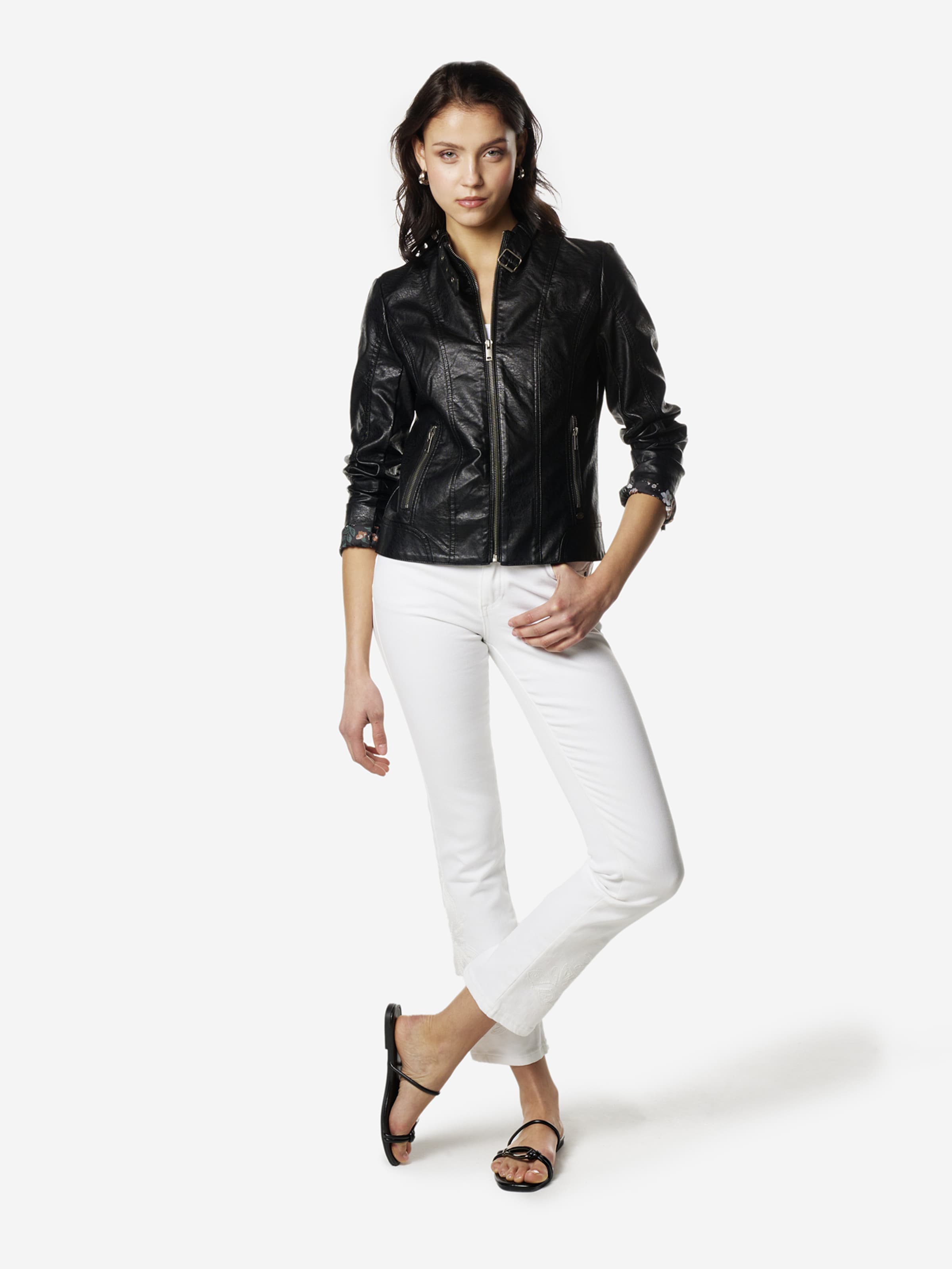 KOROSHI Куртка для межсезонья в черном цвете
KOROSHI Куртка для межсезонья в черном цвете