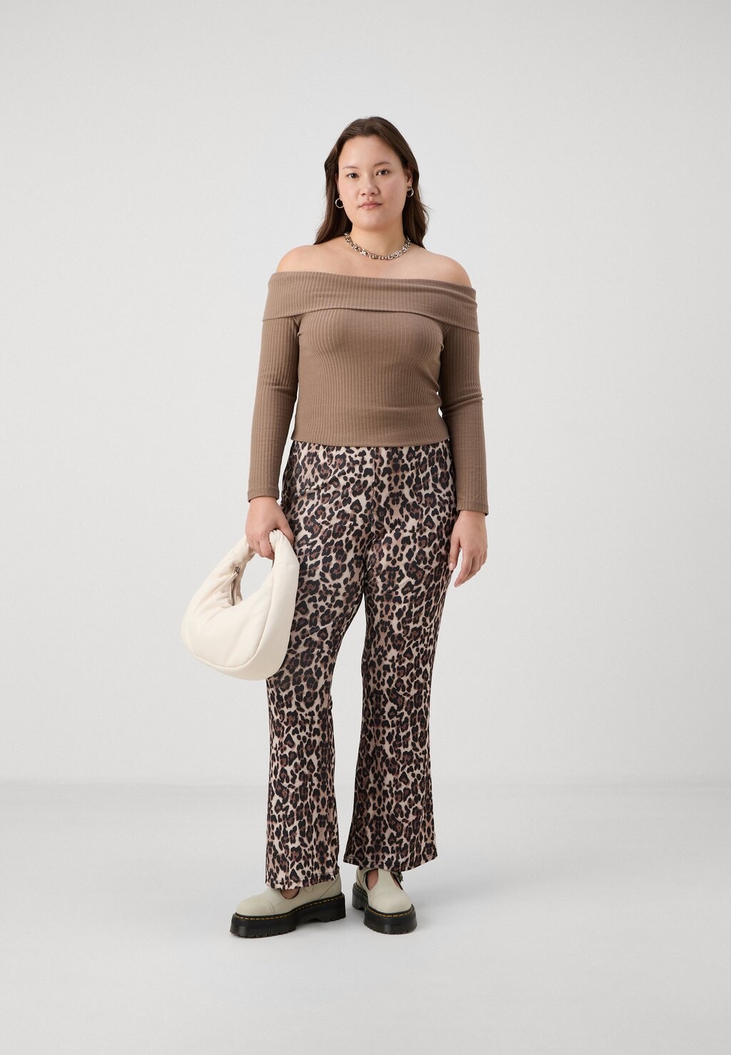 Джемпер CAREVELYN OFF SHOULDER ONLY Carmakoma, светло-коричневый
Джемпер CAREVELYN OFF SHOULDER ONLY Carmakoma, светло-коричневый