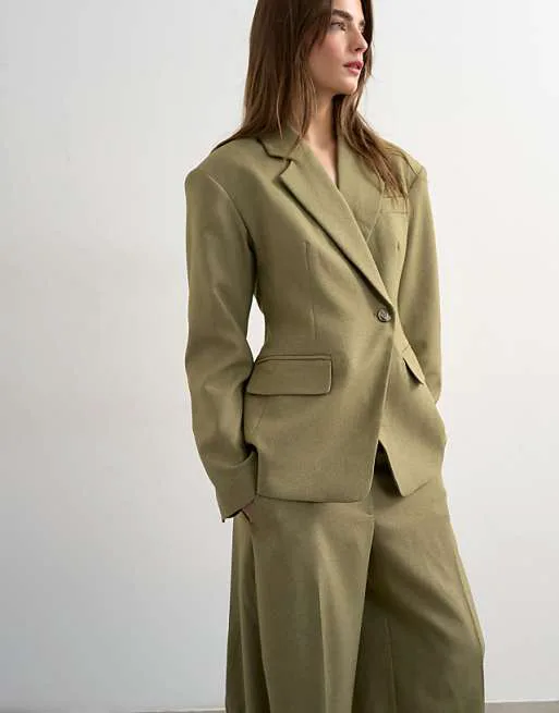 Темно-серый блейзер с объемными плечами и застежкой на застежке Topshop Coord
Темно-серый блейзер с объемными плечами и застежкой на застежке Topshop Coord