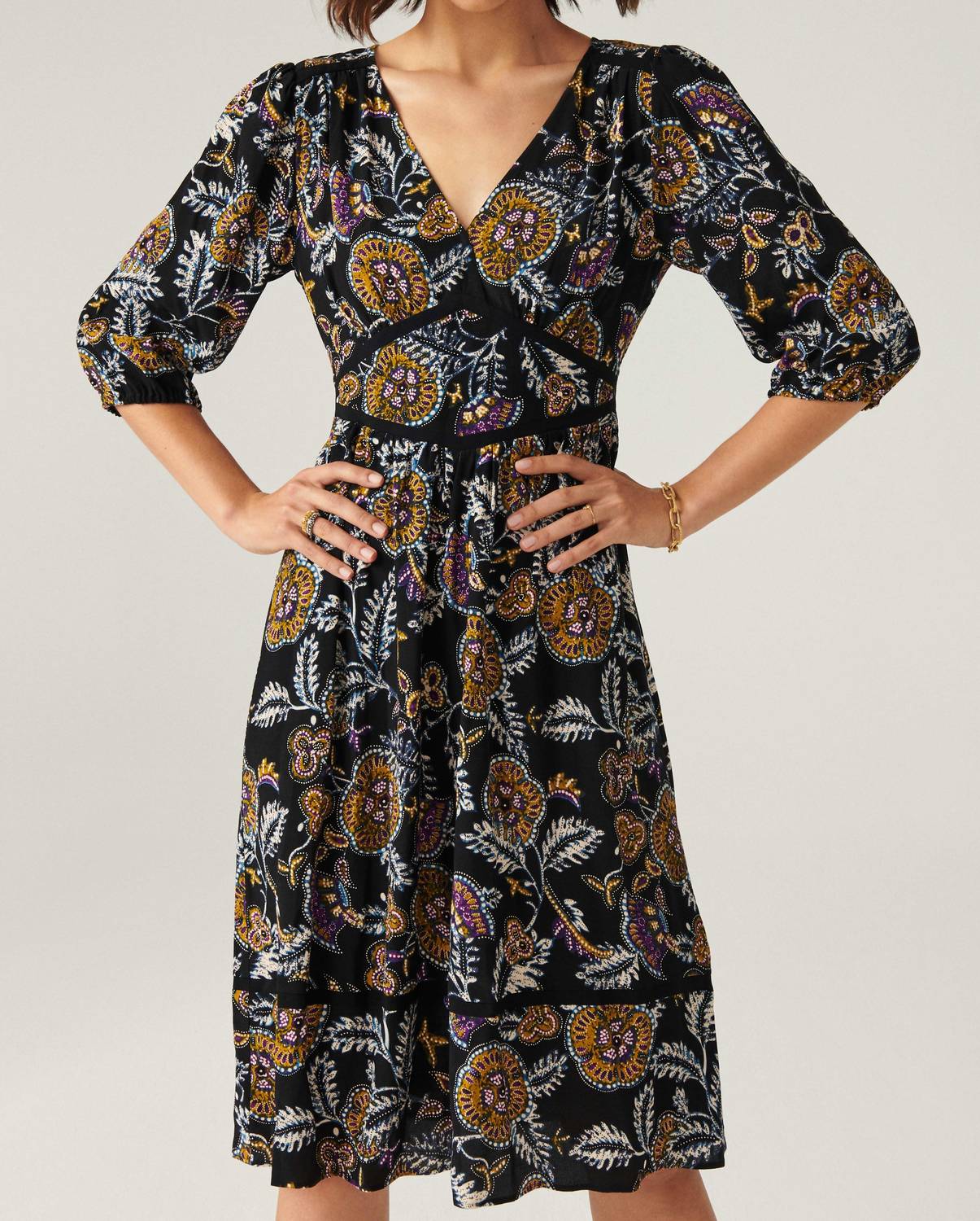 Вьен Миди платье с V-образным вырезом в черном цвете Ba&sh
Вьен Миди платье с V-образным вырезом в черном цвете Ba&sh