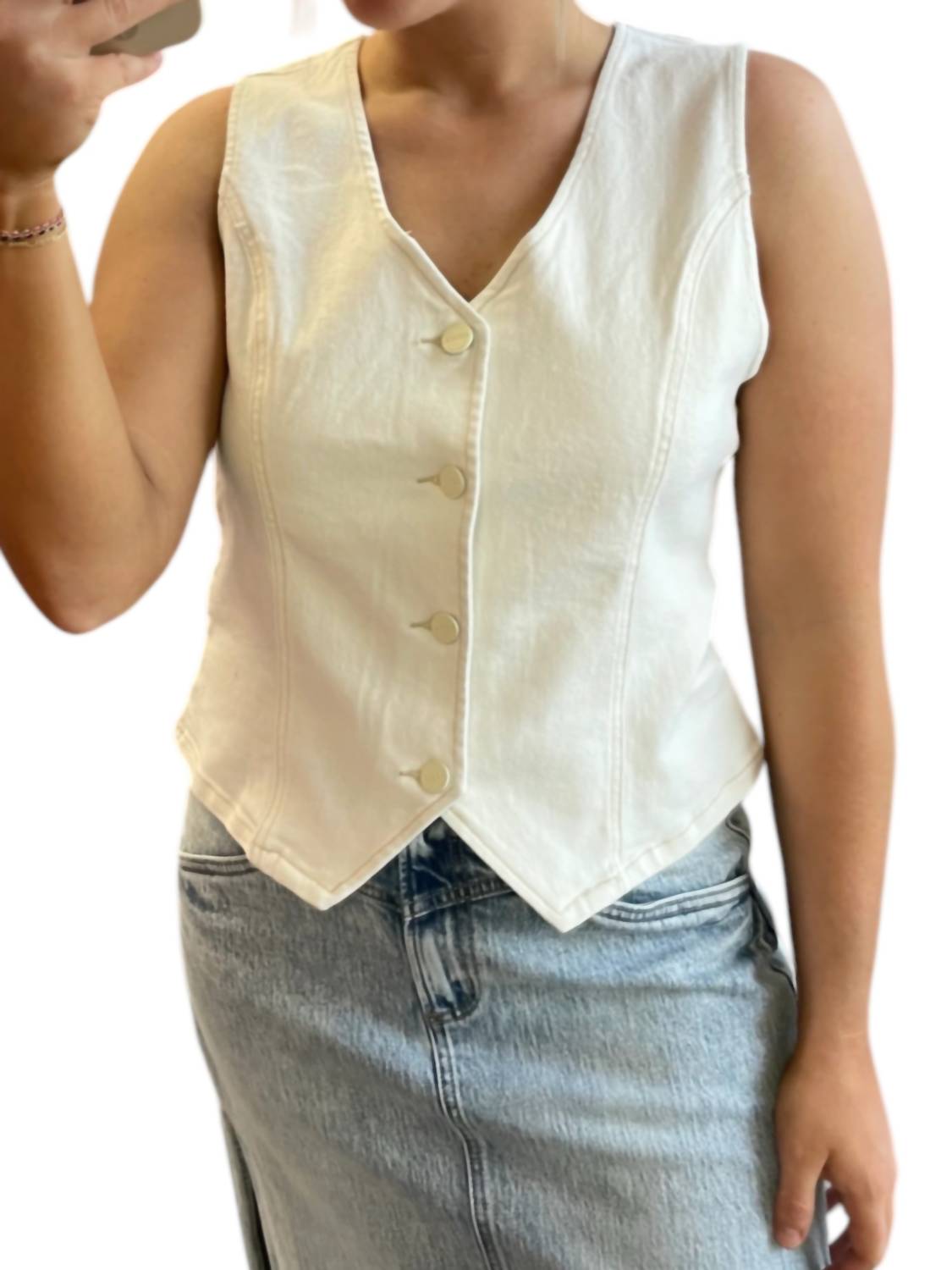 Жилет с V-образным вырезом на пуговицах кремового цвета RISEN
Жилет с V-образным вырезом на пуговицах кремового цвета RISEN