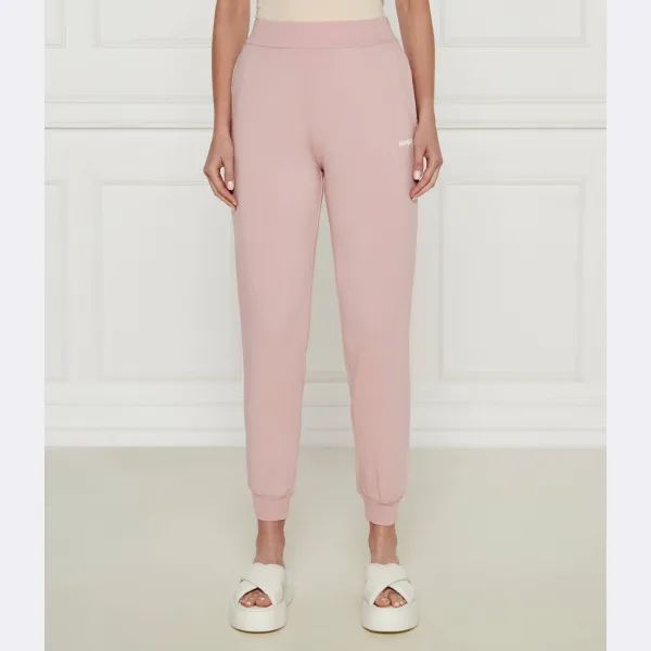 Спортивные брюки стандартного кроя в стиле шаффл Hugo, розовый
Спортивные брюки стандартного кроя в стиле шаффл Hugo, розовый