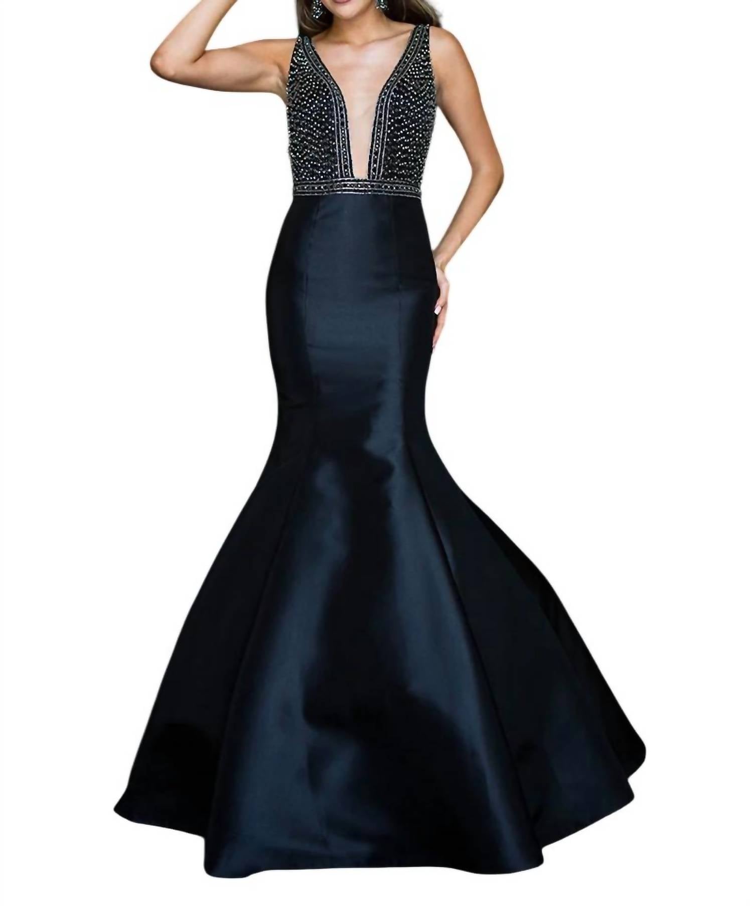 Черное мermaid-платье с вышивкой бисером и глубоким декольте Vienna Prom
Черное мermaid-платье с вышивкой бисером и глубоким декольте Vienna Prom