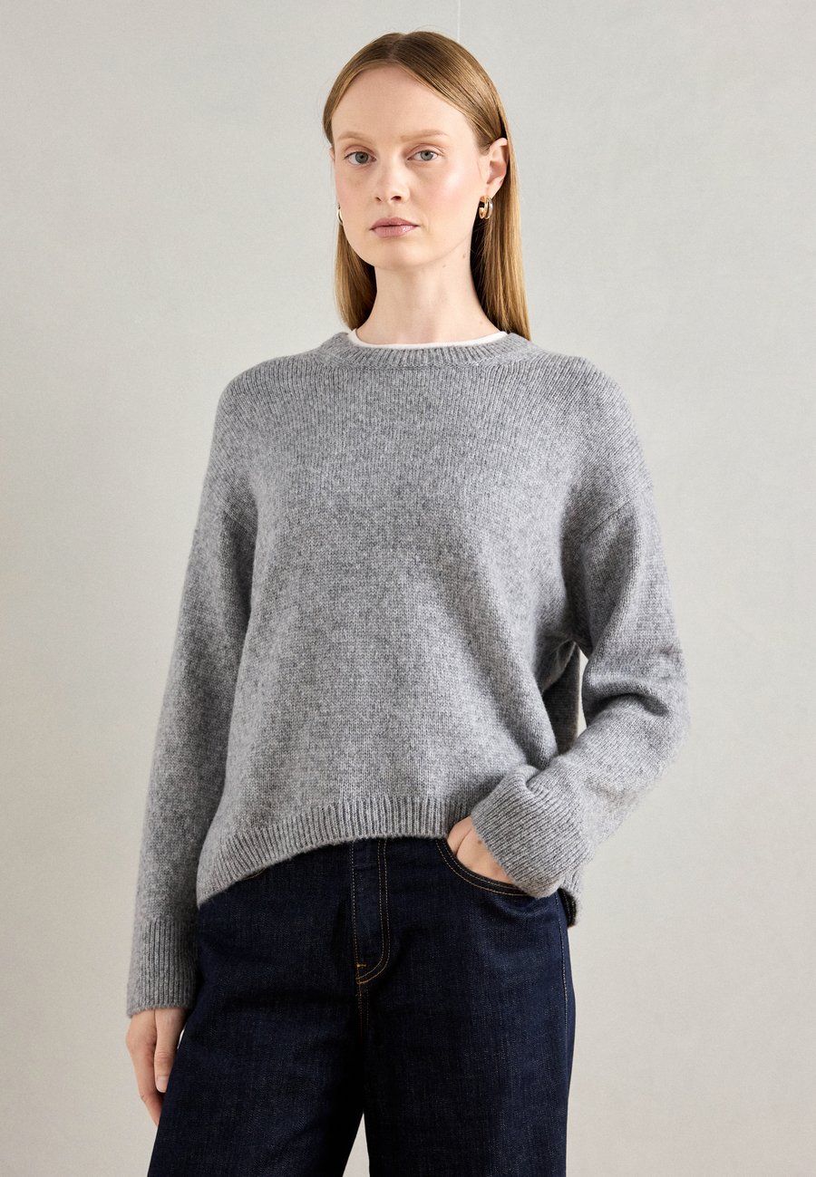 Джемпер Marc O'Polo LONGSLEEVE ROUND NECK, Grey Granite Melange/Anthracite
Джемпер Marc O'Polo LONGSLEEVE ROUND NECK, Grey Granite Melange/Anthracite