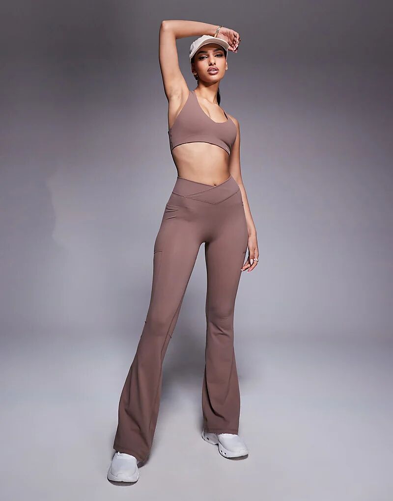 Леггинсы-клеш Bo+Tee с перекрестными вставками на талии цвета мокко
Леггинсы-клеш Bo+Tee с перекрестными вставками на талии цвета мокко