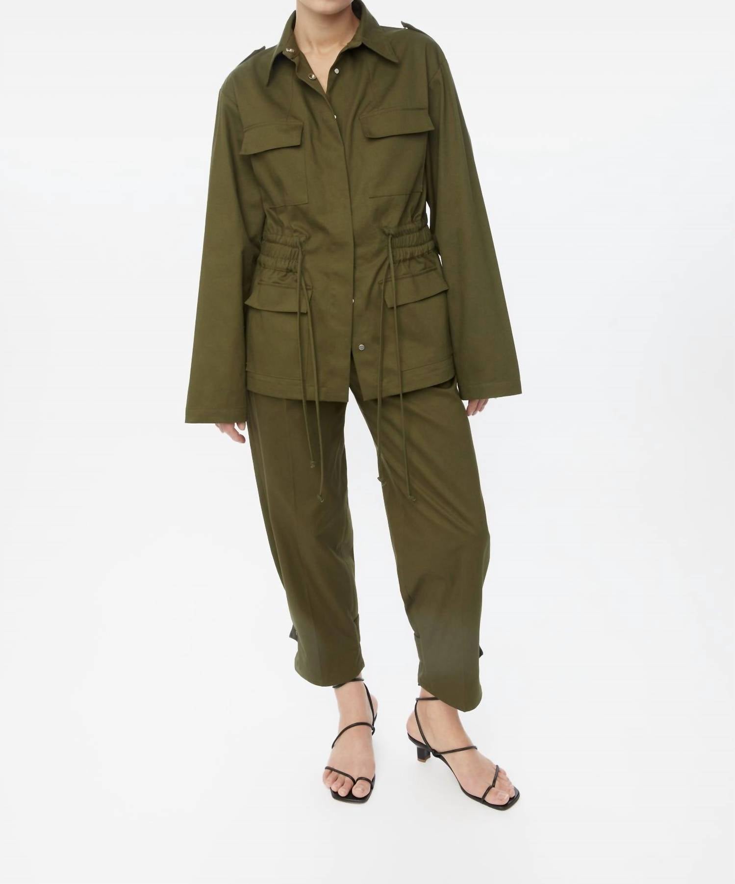 Хлопковая утилитарная куртка из канваса в оливковом цвете Dāl the Label
Хлопковая утилитарная куртка из канваса в оливковом цвете Dāl the Label