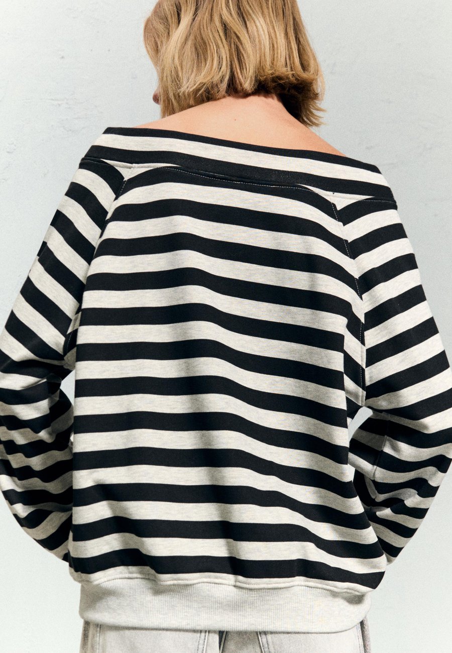 Толстовка Bershka Sweatshirt, Dark Grey
Толстовка Bershka Sweatshirt, Dark Grey