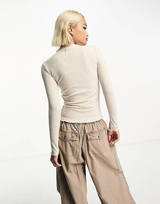 Бежевый топ в рубчик с высоким воротником и краями салата Only Only
Бежевый топ в рубчик с высоким воротником и краями салата Only Only