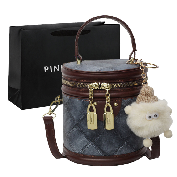 PINK·LAND Женская сумка через плечо с одним ремнем, Brown & Blue & White Plush Ball Charm
PINK·LAND Женская сумка через плечо с одним ремнем, Brown & Blue & White Plush Ball Charm