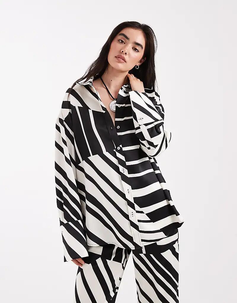 4th & Reckless Атласная рубашка с широкими манжетами, черно-белый принт
4th & Reckless Атласная рубашка с широкими манжетами, черно-белый принт