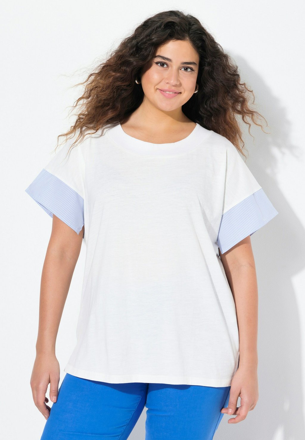 Футболка с принтом STRIPED TRIM SHORT SLEEVE Ulla Popken, белый 
Футболка с принтом STRIPED TRIM SHORT SLEEVE Ulla Popken, белый