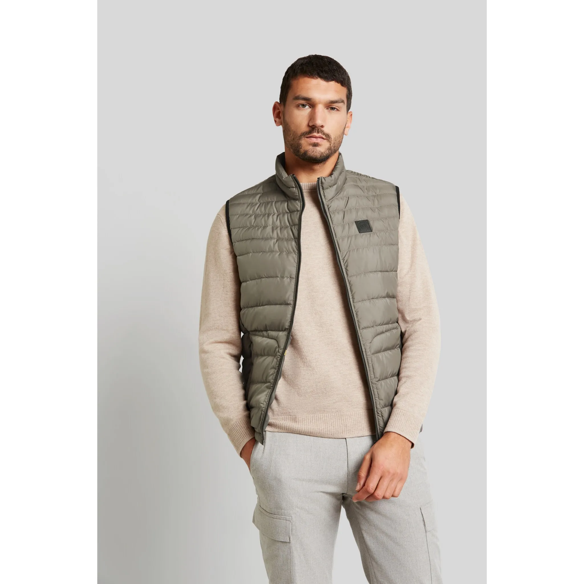 Стеганый жилет bugatti из легкой нейлоновой ткани, бежевый
Стеганый жилет bugatti из легкой нейлоновой ткани, бежевый