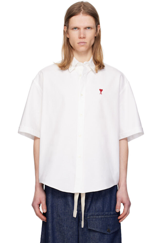 Белая хлопковая рубашка свободного кроя с короткими рукавами AMI Paris
Белая хлопковая рубашка свободного кроя с короткими рукавами AMI Paris