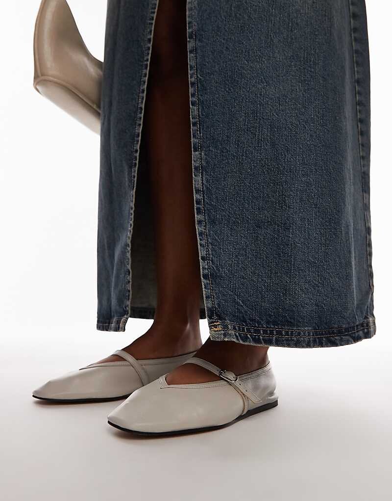 Topshop – Babette – кожаные балетки кремового цвета =f с V-образной деталью
Topshop – Babette – кожаные балетки кремового цвета =f с V-образной деталью