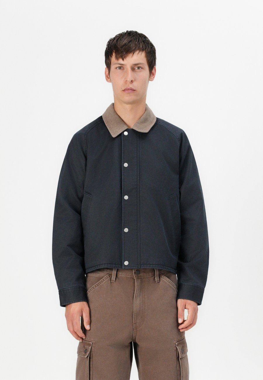 Куртка Abercrombie & Fitch CROPPED ZIP BARN JACKET, Dark Blue
Куртка Abercrombie & Fitch CROPPED ZIP BARN JACKET, Dark Blue