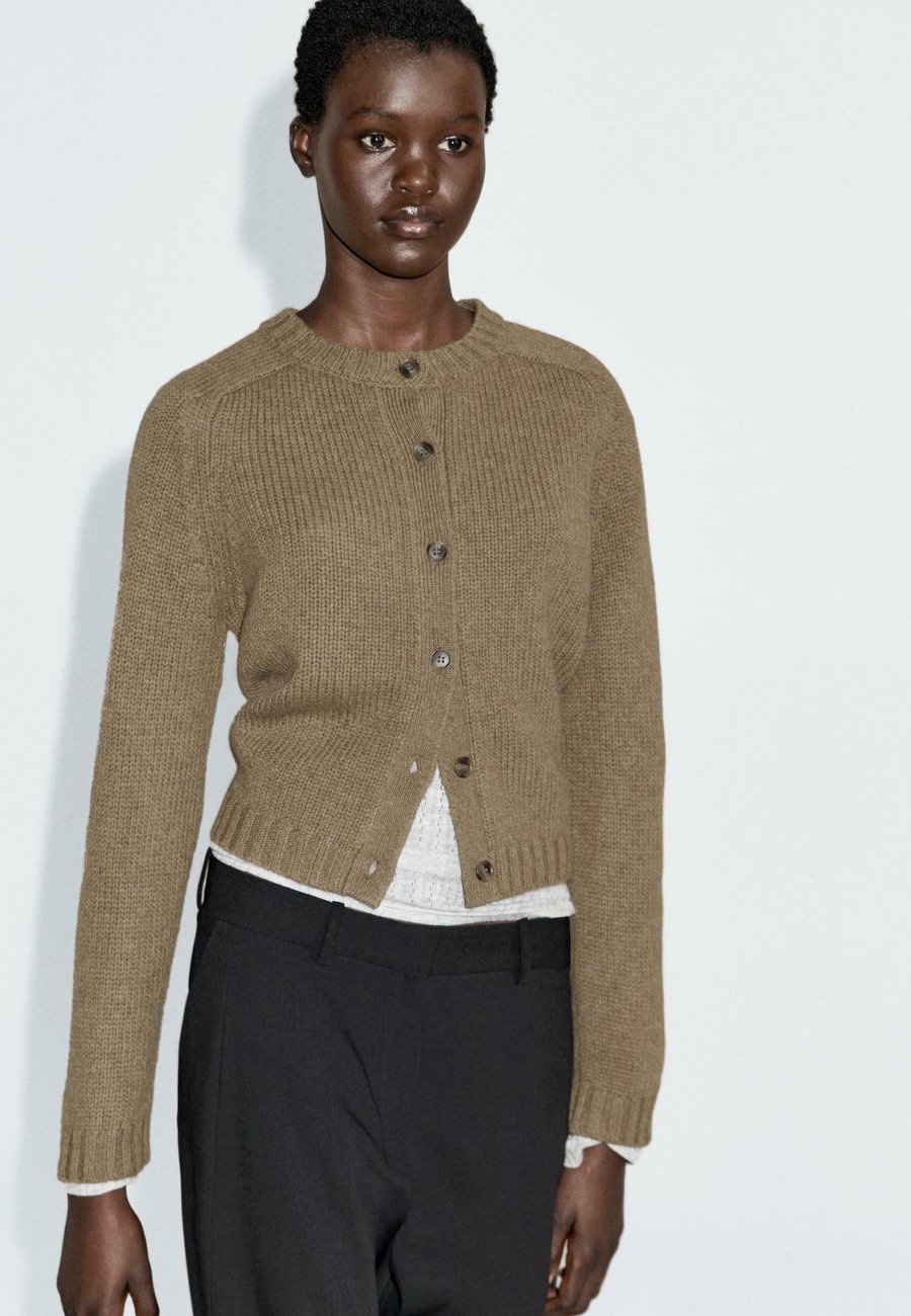 Кардиган Massimo Dutti BUTTONED RAGLAN SLEEVE, Khaki
Кардиган Massimo Dutti BUTTONED RAGLAN SLEEVE, Khaki