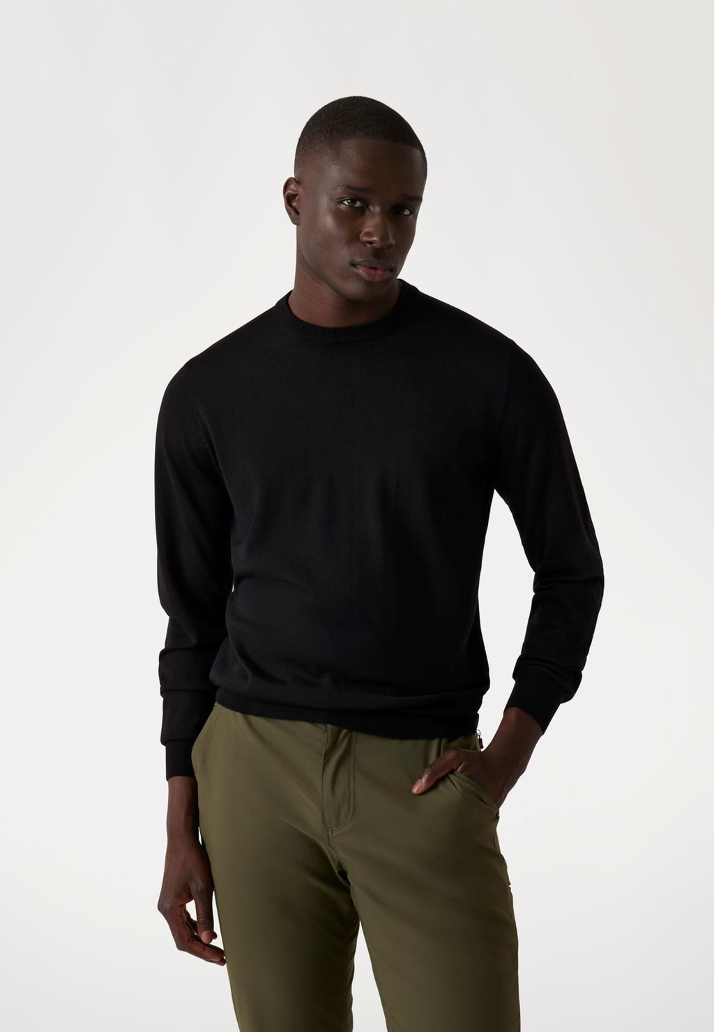 Джемпер Guess, черный
Джемпер Guess, черный