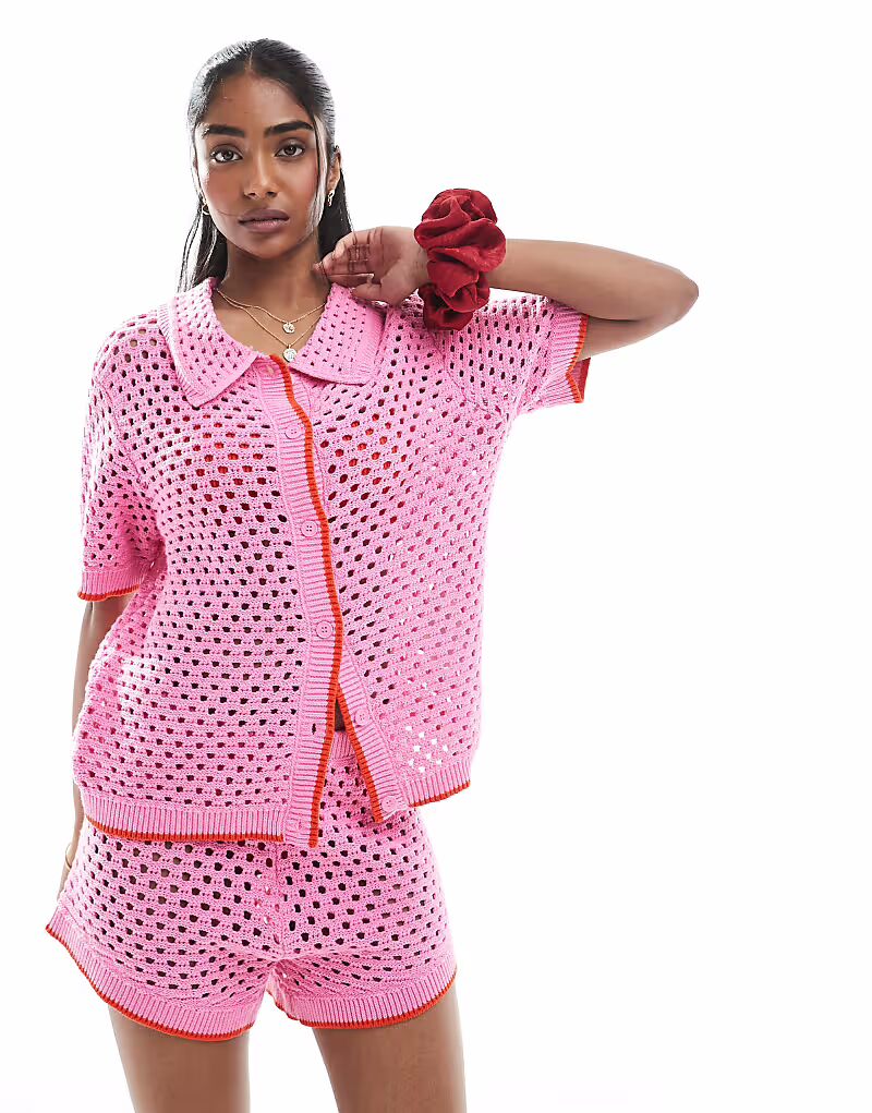 Топ-поло свободного кроя из открытых трикотажных тканей розового и красного цветов Pieces
Топ-поло свободного кроя из открытых трикотажных тканей розового и красного цветов Pieces