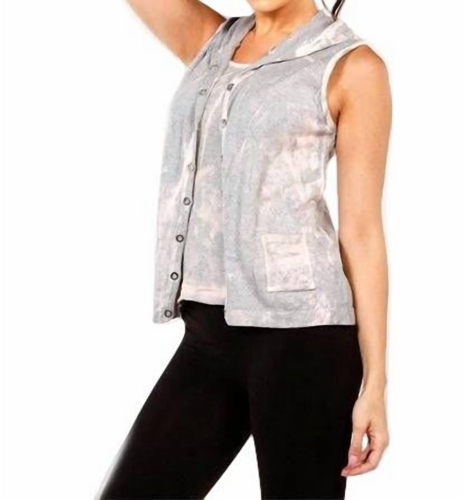 Жилет с капюшоном на кнопках спереди Bleach в мраморном цвете ANGEL, цвет marble
Жилет с капюшоном на кнопках спереди Bleach в мраморном цвете ANGEL, цвет marble