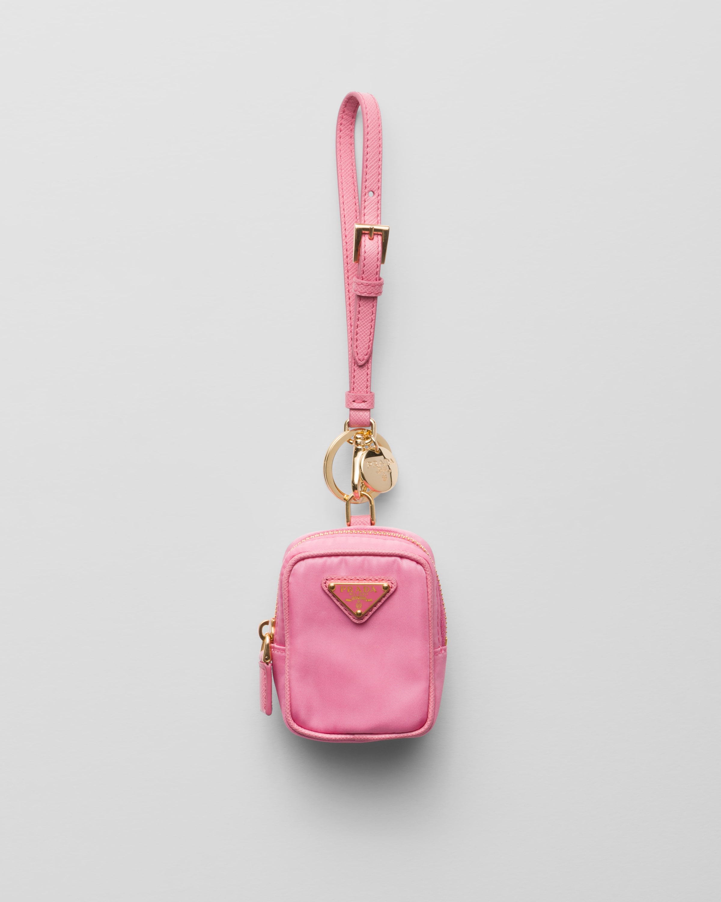 Мини-сумочка Prada Re-Edition 1978 из переработанного нейлона, розовый
Мини-сумочка Prada Re-Edition 1978 из переработанного нейлона, розовый