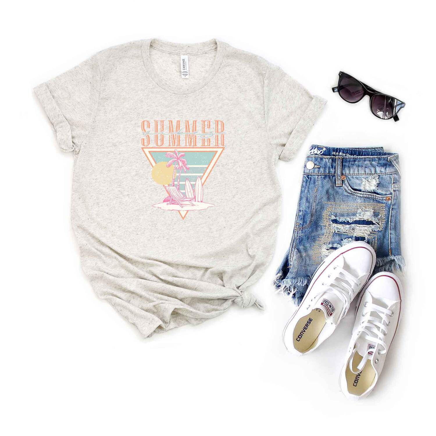 Футболка Summer Vibes с треугольными рукавами и графическим рисунком Simply Sage Market
Футболка Summer Vibes с треугольными рукавами и графическим рисунком Simply Sage Market