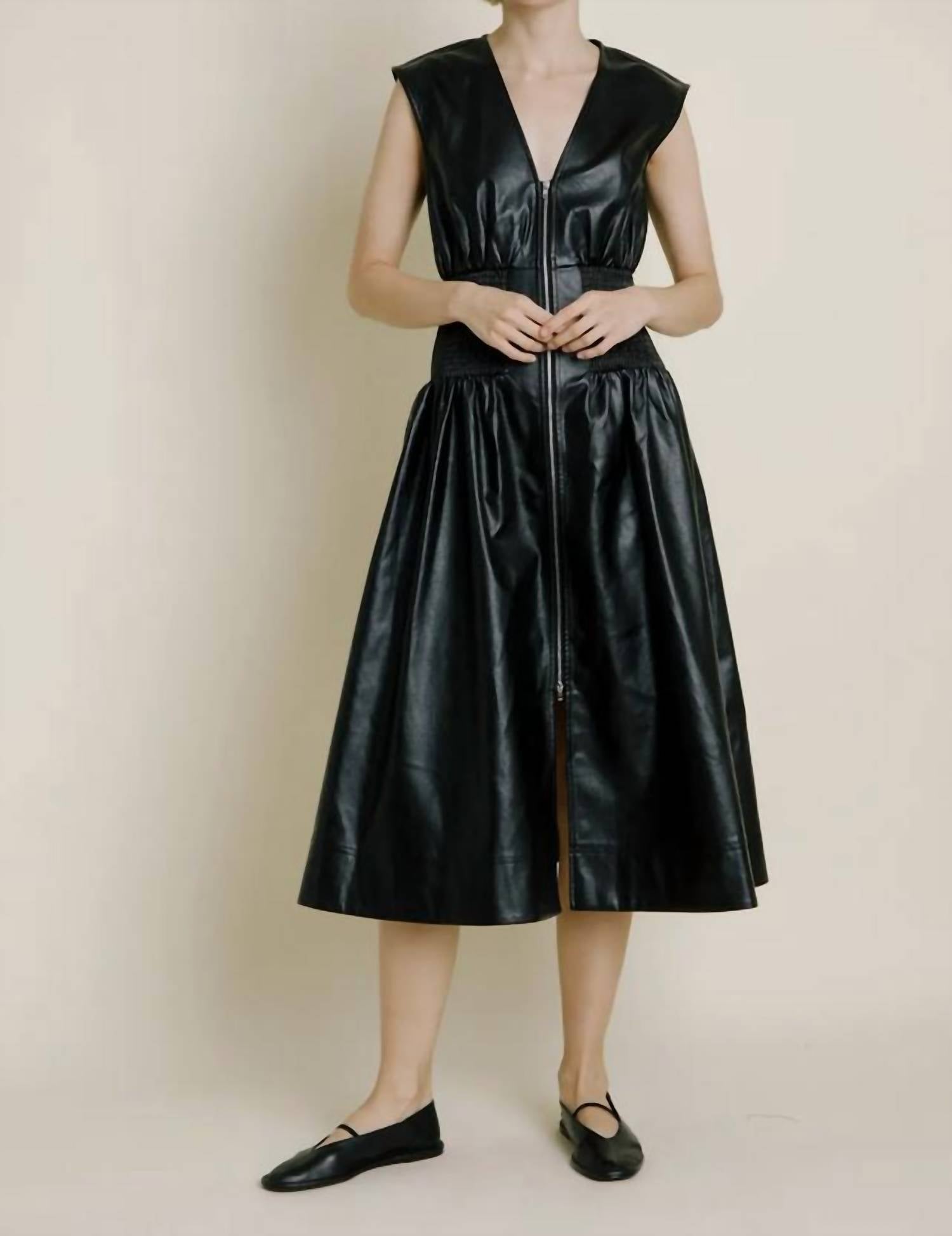 Платье миди из веганской кожи со сборками в черном цвете Aureum
Платье миди из веганской кожи со сборками в черном цвете Aureum