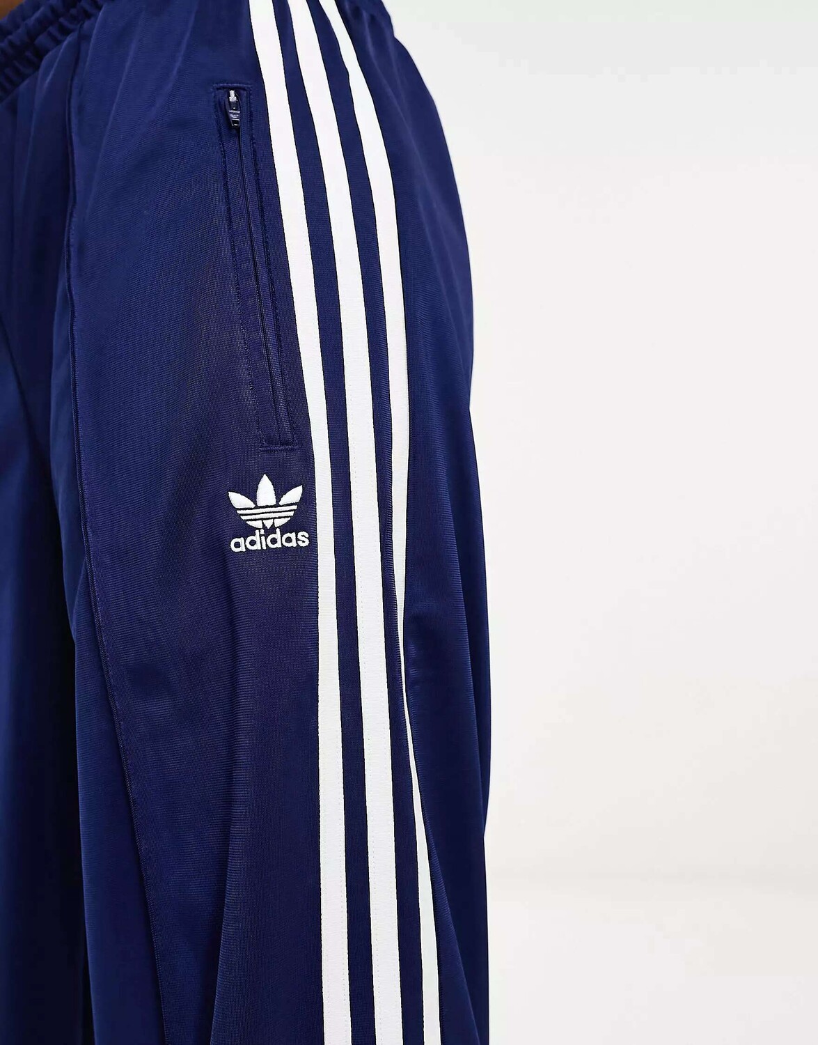 Темно-синие спортивные брюки adidas Originals Firebird
Темно-синие спортивные брюки adidas Originals Firebird