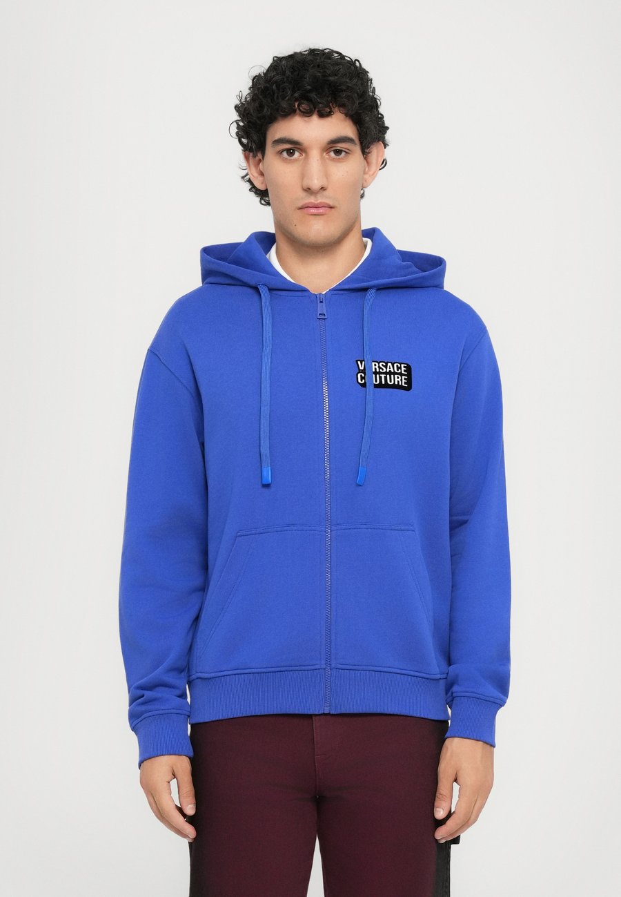 Худи Versace Jeans Couture HOODIE POCKET SQUARE , Blu/Blue
Худи Versace Jeans Couture HOODIE POCKET SQUARE , Blu/Blue