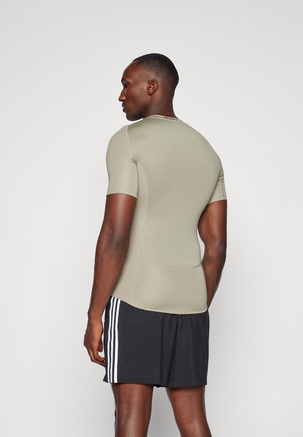 Спортивная футболка TECHFIT COMPRESSION adidas, светло-серый
Спортивная футболка TECHFIT COMPRESSION adidas, светло-серый