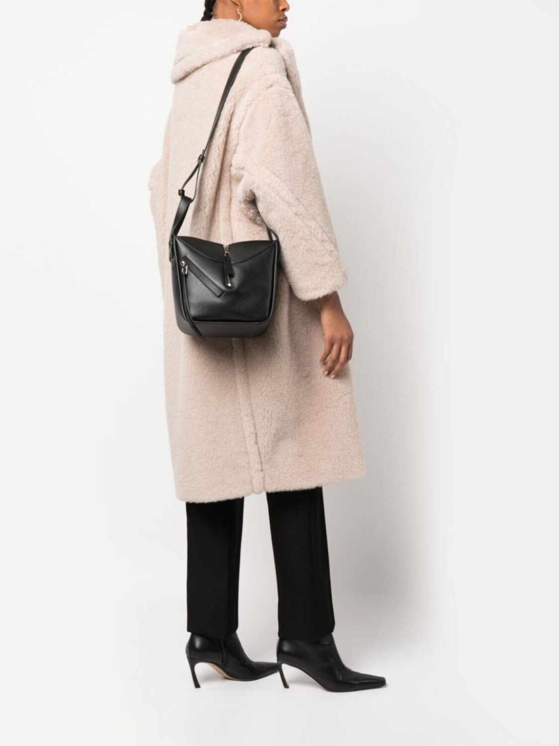 Сумка на плечо LOEWE Hammock, черный
Сумка на плечо LOEWE Hammock, черный