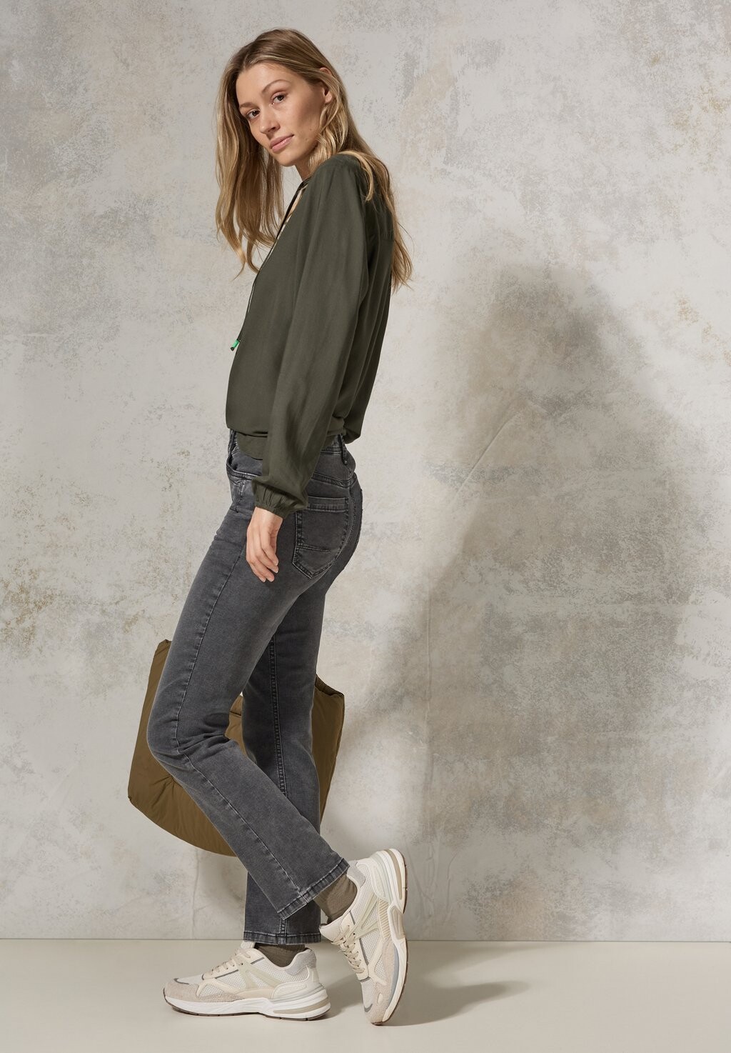 Джинсы облегающего кроя MIT BOUCLÉ-DETAIL Cecil, серый
Джинсы облегающего кроя MIT BOUCLÉ-DETAIL Cecil, серый