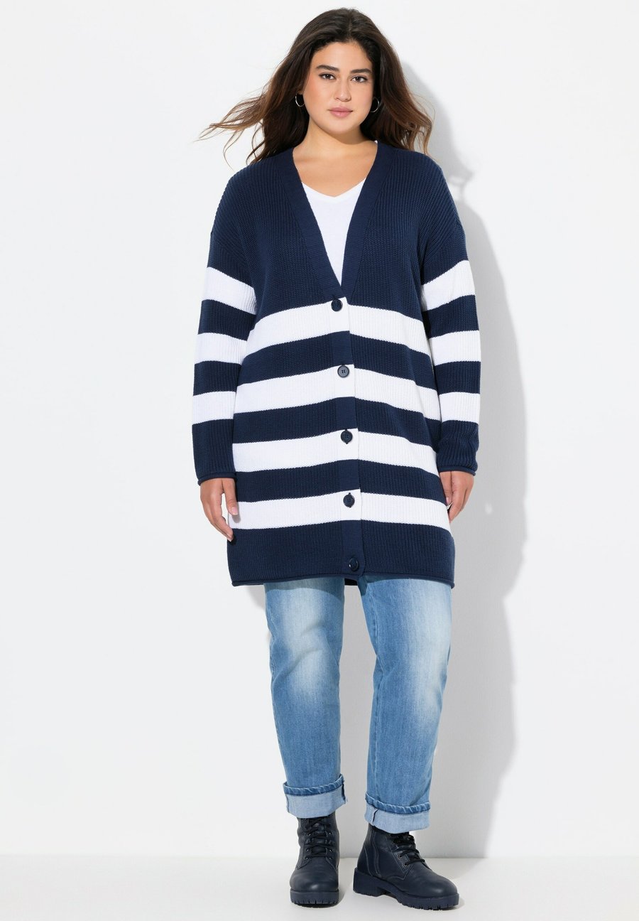 Кардиган Ulla Popken STRIPED BUTTON FRONT V-NEFK LONG SLEEVE , Inky Blue/Dark Blue
Кардиган Ulla Popken STRIPED BUTTON FRONT V-NEFK LONG SLEEVE , Inky Blue/Dark Blue