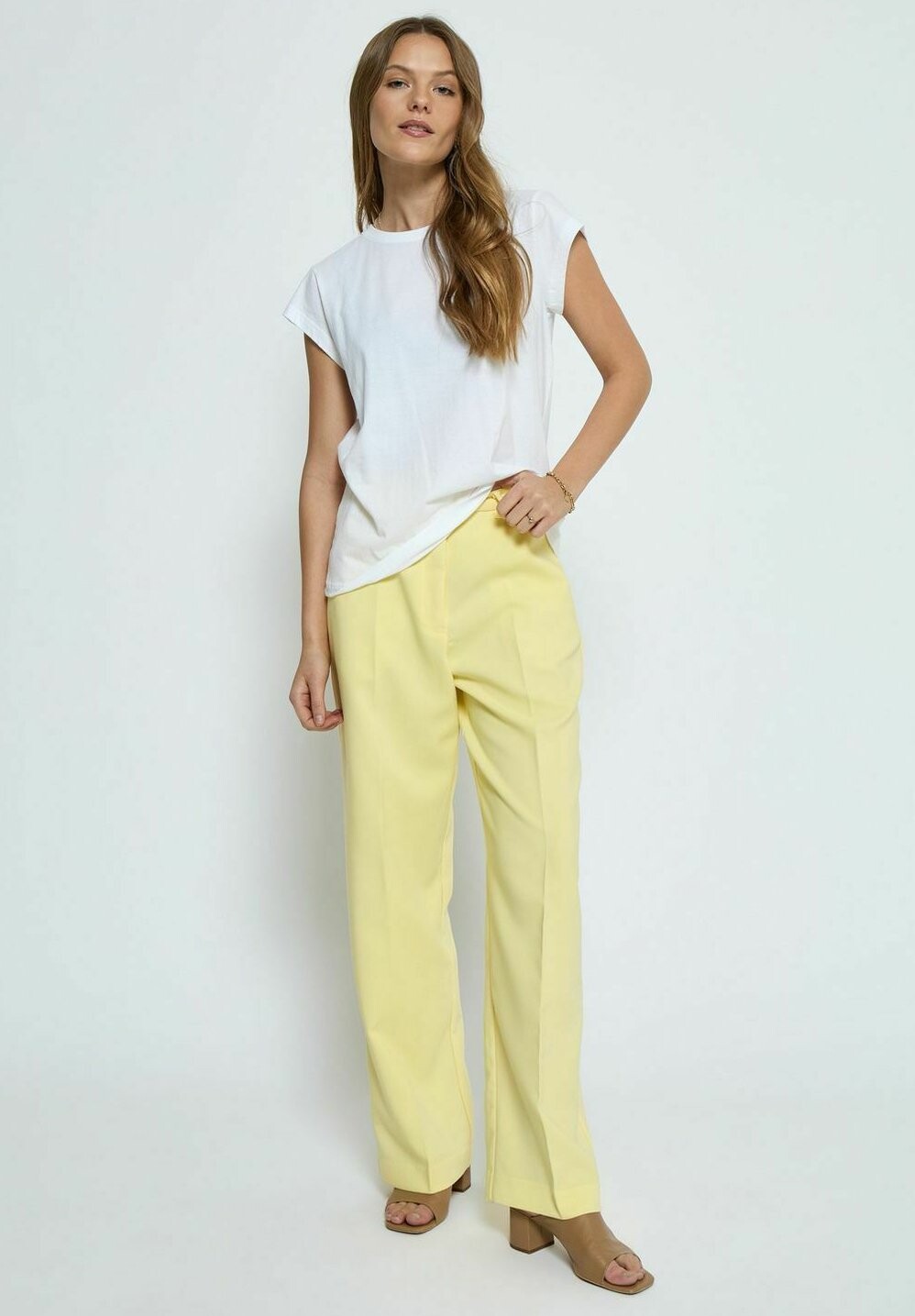 Футболка базовая Trishia PEPPERCORN, белая
Футболка базовая Trishia PEPPERCORN, белая