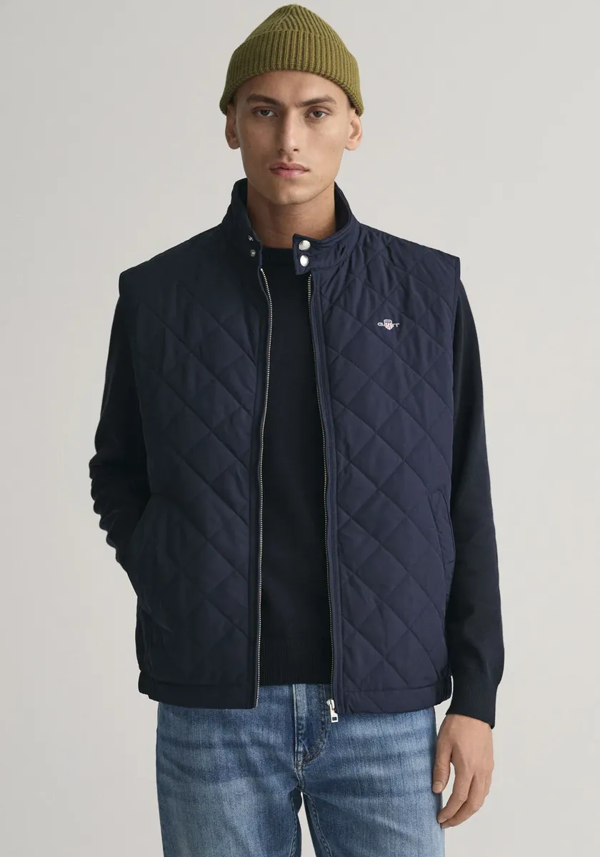 Стеганый жилет Gant "СТЁГАННАЯ ВЕТРОВКА" с утеплителем из переработанного полиэстера, синий
Стеганый жилет Gant "СТЁГАННАЯ ВЕТРОВКА" с утеплителем из переработанного полиэстера, синий