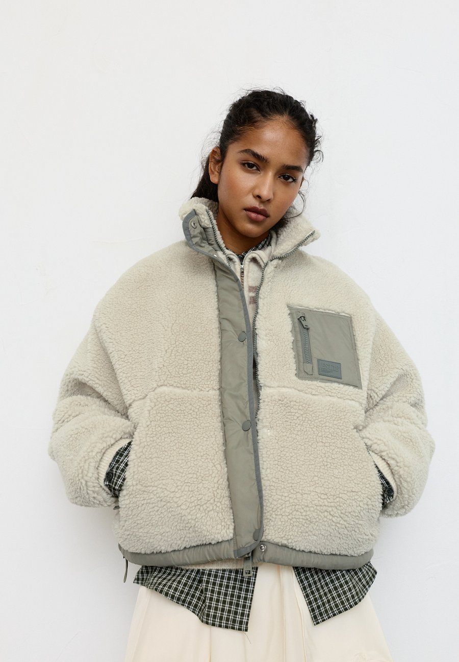 Флисовая куртка PULL&BEAR Fleece jacket, Sand
Флисовая куртка PULL&BEAR Fleece jacket, Sand