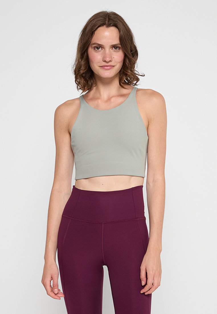 Бюстгальтер Girlfriend Collective Light support sports bra, Agave/Light Green
Бюстгальтер Girlfriend Collective Light support sports bra, Agave/Light Green