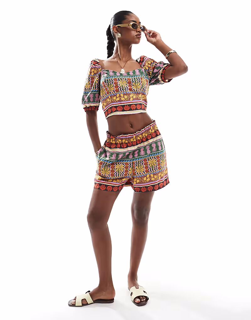 Короткие шорты с тропическим летним принтом в разноцветной расцветке Vero Moda
Короткие шорты с тропическим летним принтом в разноцветной расцветке Vero Moda