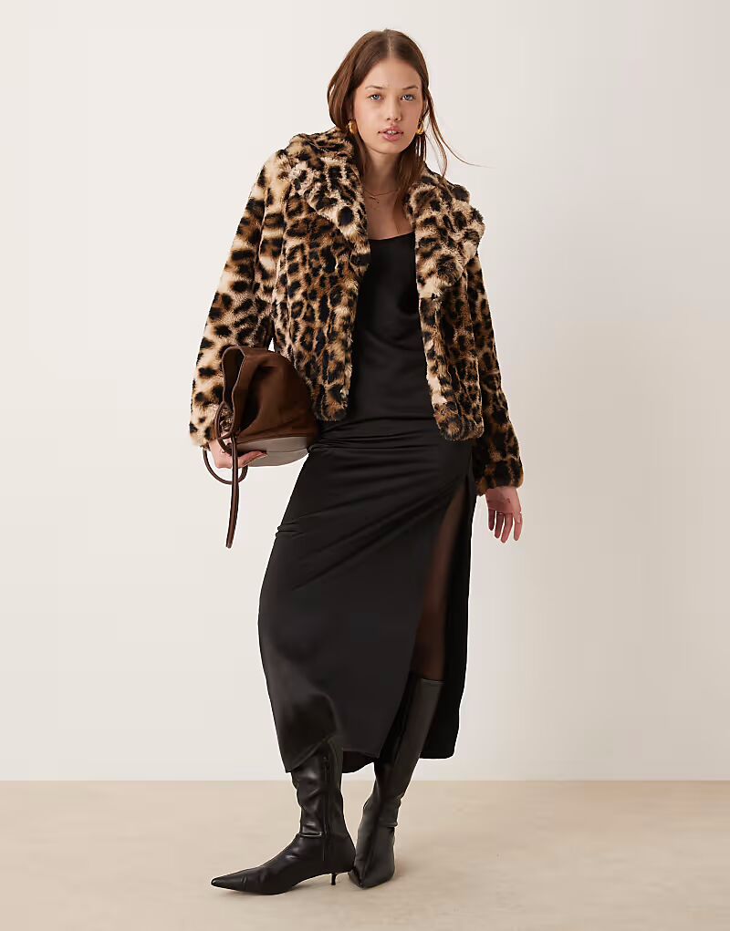 Укороченная шуба из искусственного меха New Look с анималистичным принтом 
Укороченная шуба из искусственного меха New Look с анималистичным принтом