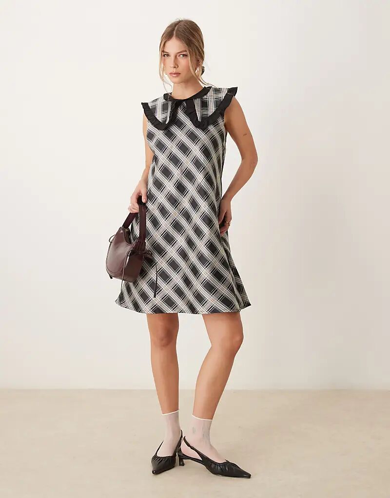 Мини-платье с большим воротником в черном и белом цвете Ghospell
Мини-платье с большим воротником в черном и белом цвете Ghospell