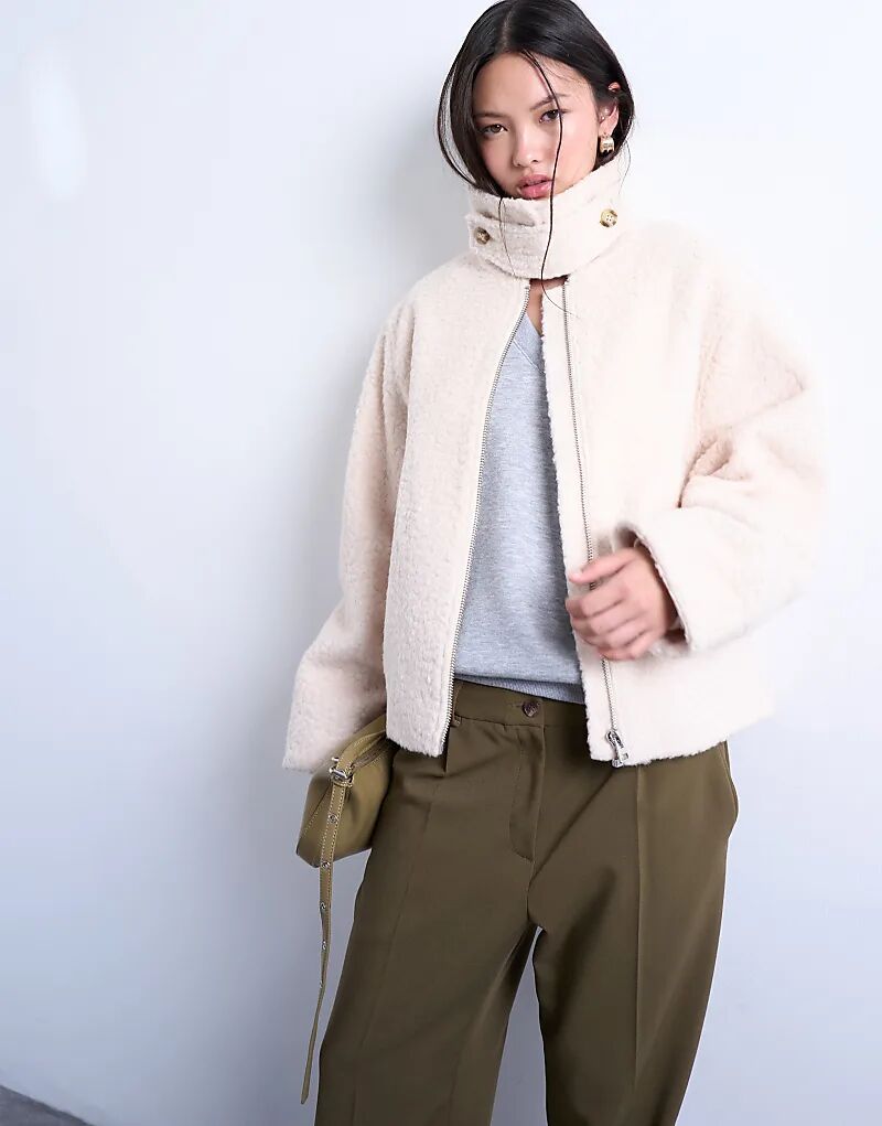 Бомбер Topshop с букле и язычком в кремовом цвете
Бомбер Topshop с букле и язычком в кремовом цвете