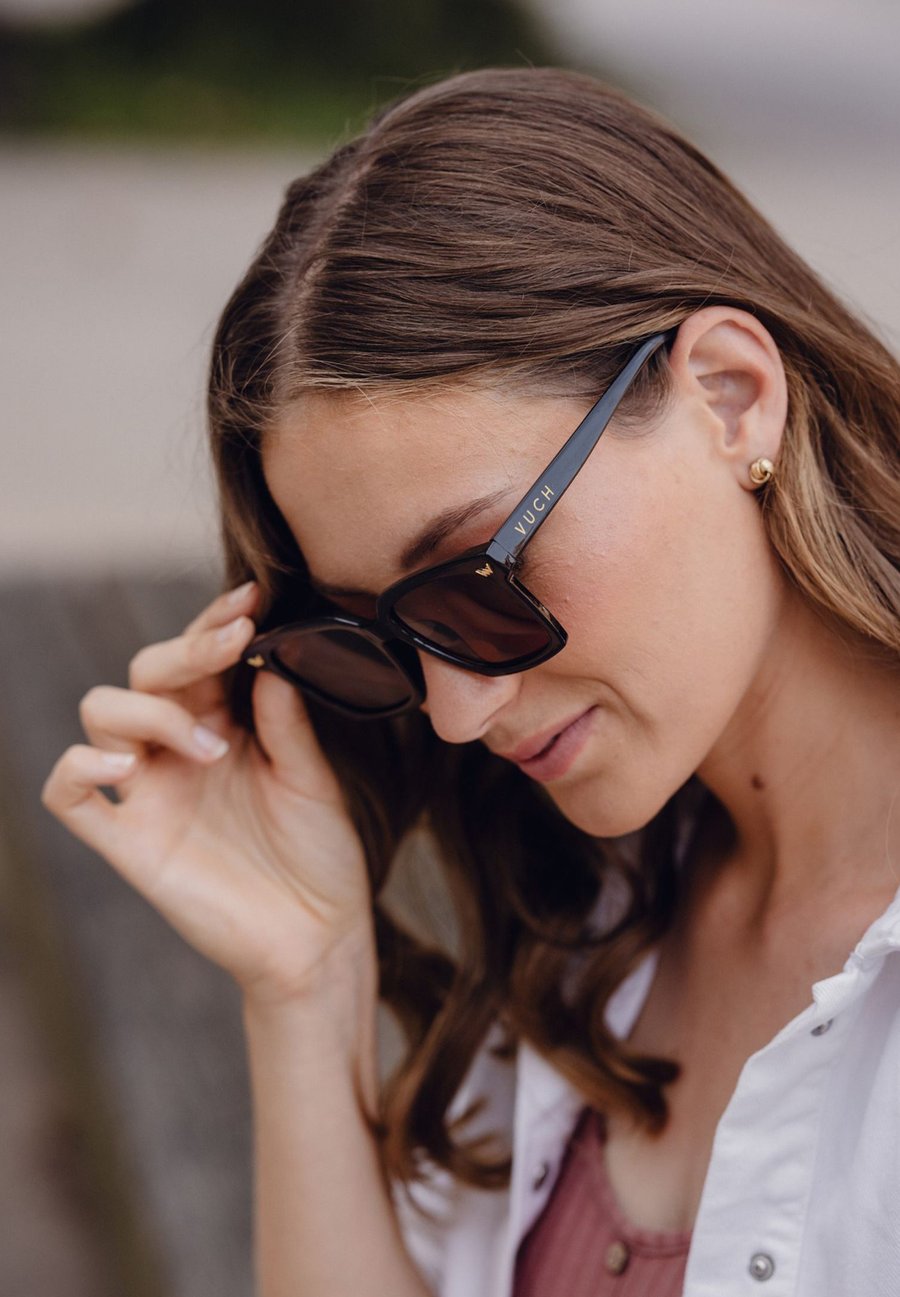 Солнцезащитные очки VUCH Sunglasses, Gold-Coloured Black/Gold-Coloured
Солнцезащитные очки VUCH Sunglasses, Gold-Coloured Black/Gold-Coloured