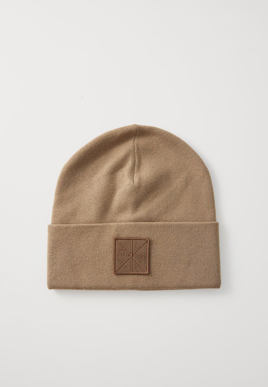 Шапка Calvin Klein EMBLEM PATCH BEANIE UNISEX, Taupe
Шапка Calvin Klein EMBLEM PATCH BEANIE UNISEX, Taupe