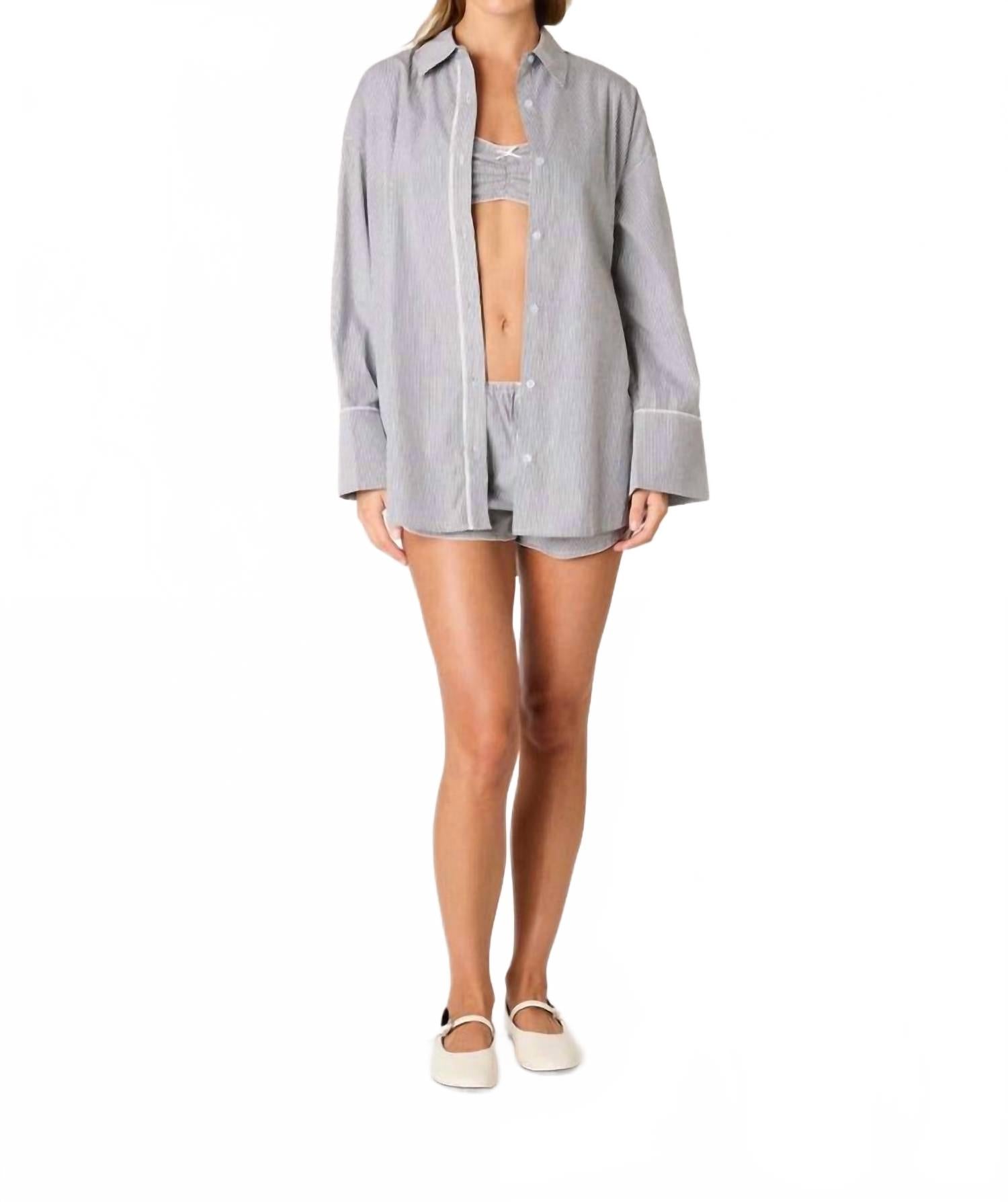 Блуза на пуговицах в черном цвете NIA
Блуза на пуговицах в черном цвете NIA