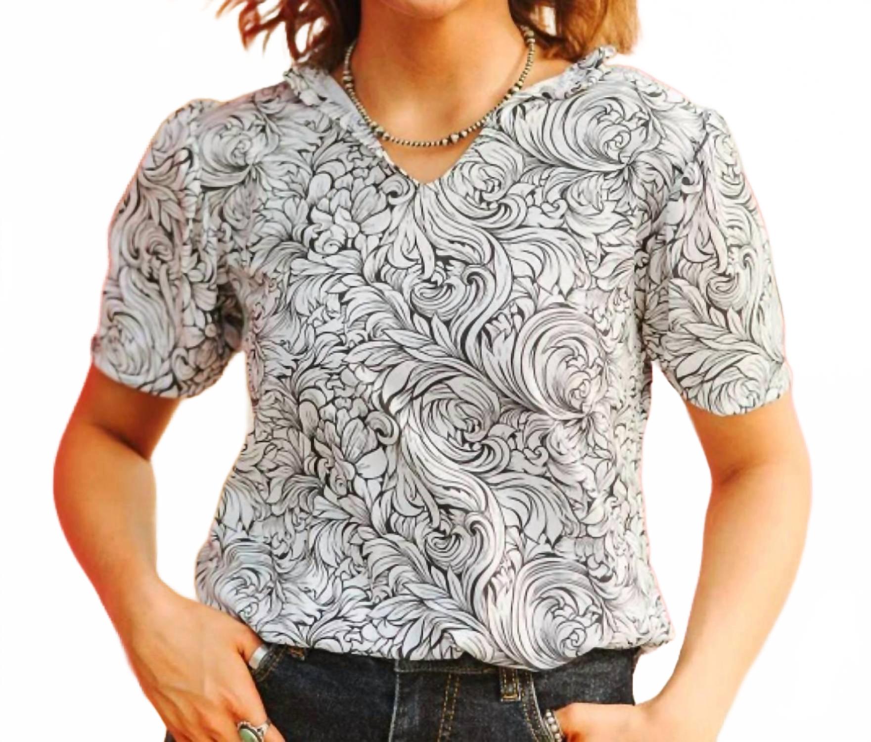 Блузка цвета слоновой кости с тиснением черного цвета Lucky & Blessed, черный
Блузка цвета слоновой кости с тиснением черного цвета Lucky & Blessed, черный