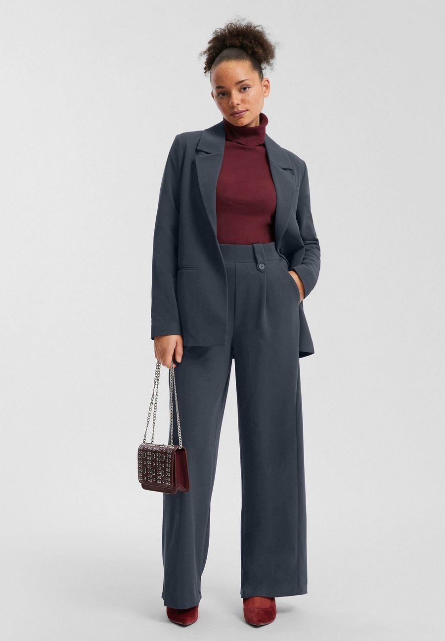 Кардиган QS MIT REVERSKRAGEN, Tiefblau/Dark Blue
Кардиган QS MIT REVERSKRAGEN, Tiefblau/Dark Blue