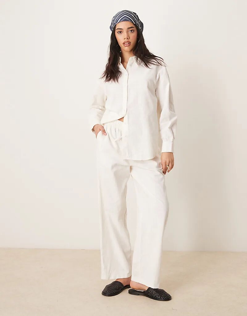 Льняные брюки ASOS DESIGN бежевого цвета — часть комплекта
Льняные брюки ASOS DESIGN бежевого цвета — часть комплекта