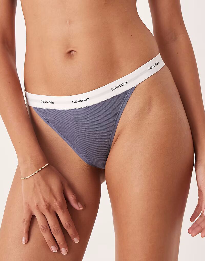 Трусики-стринги Calvin Klein modal rib темно-синего цвета
Трусики-стринги Calvin Klein modal rib темно-синего цвета